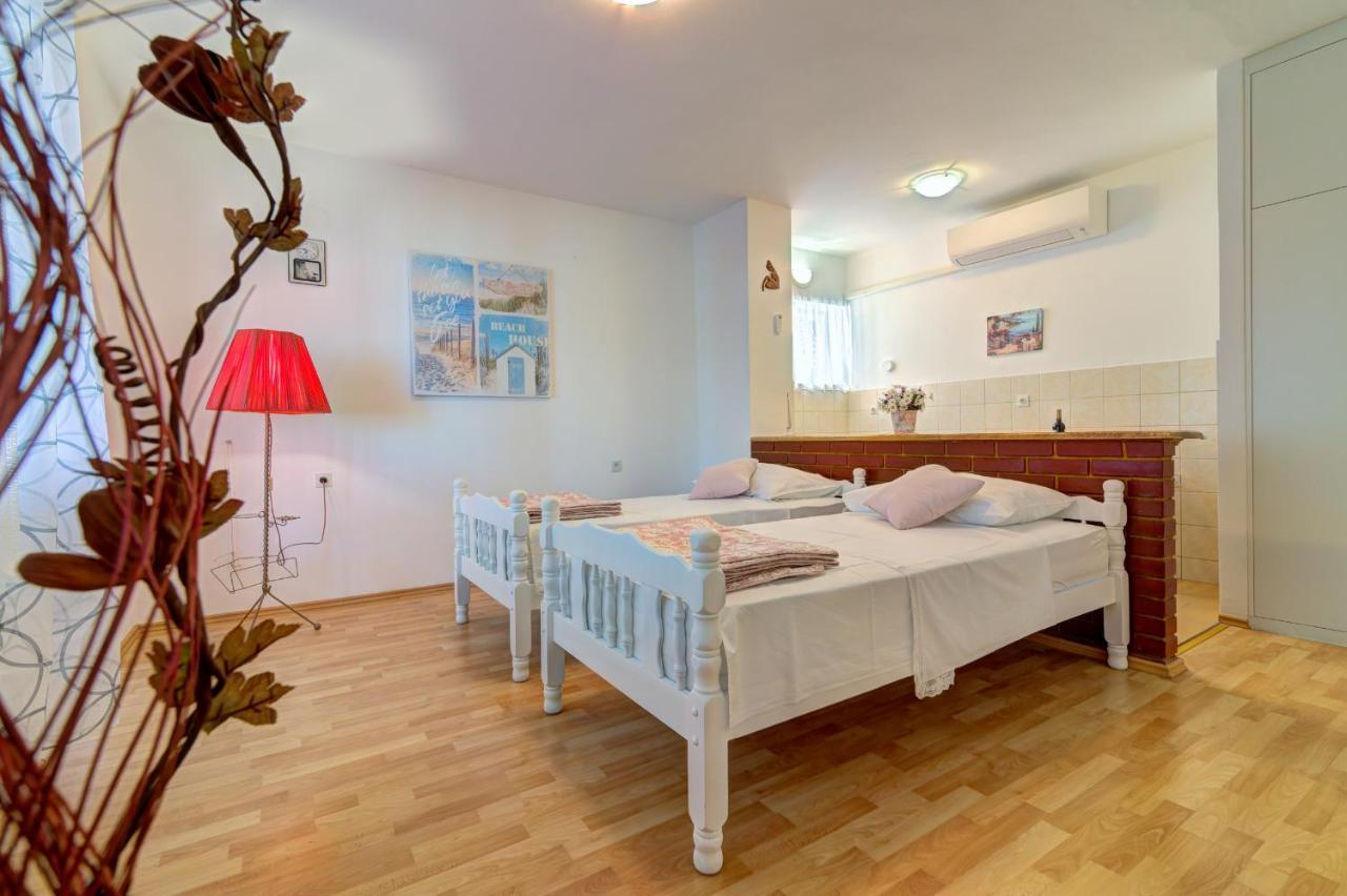 Apartments By The Beach Adela Senj Senj  Eksteriør billede